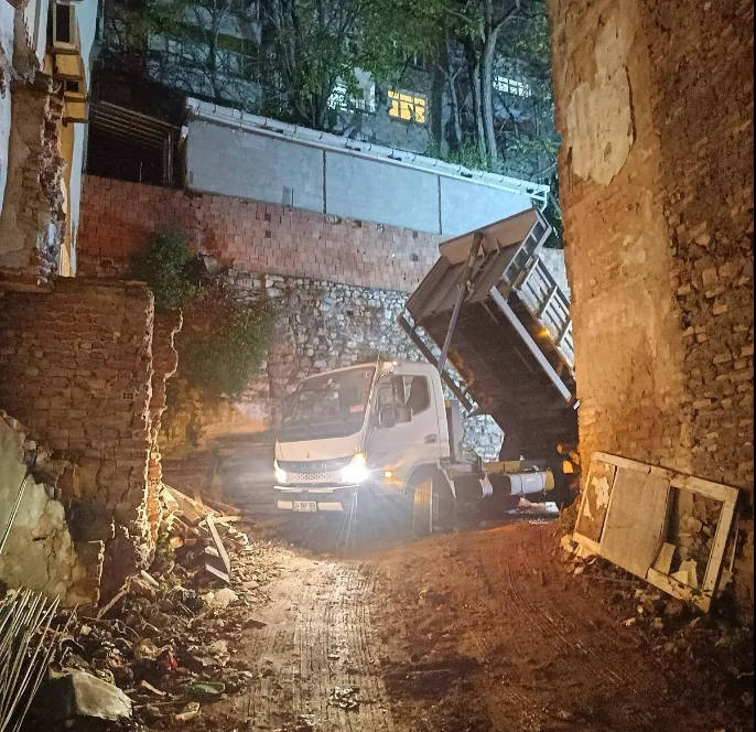 Hafriyat alanında kamyon ve iş makinesiyle saha çalışması