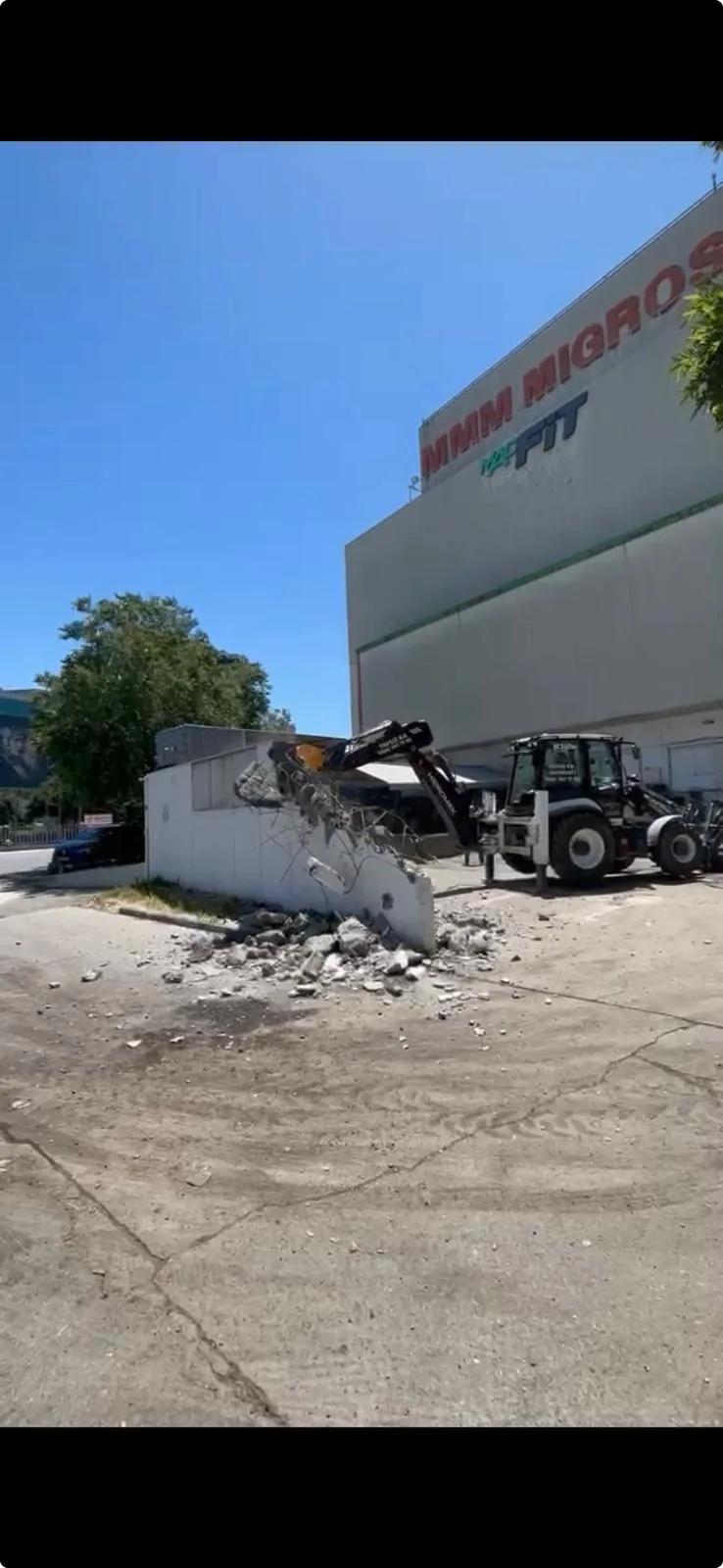 Yıkım sonrası moloz ve saha düzenleme çalışması