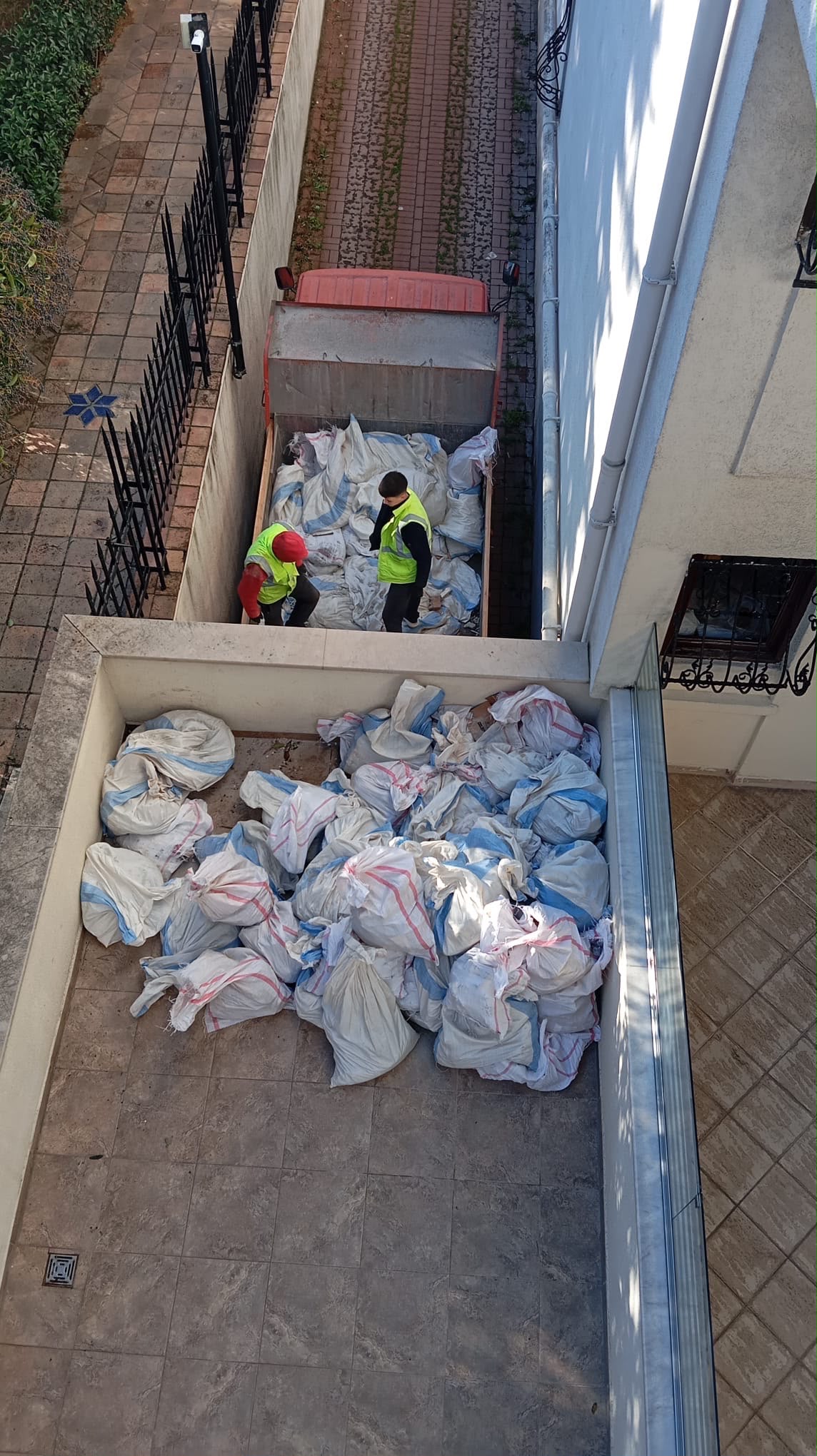 Moloz taşıma ve alan temizliği hizmeti