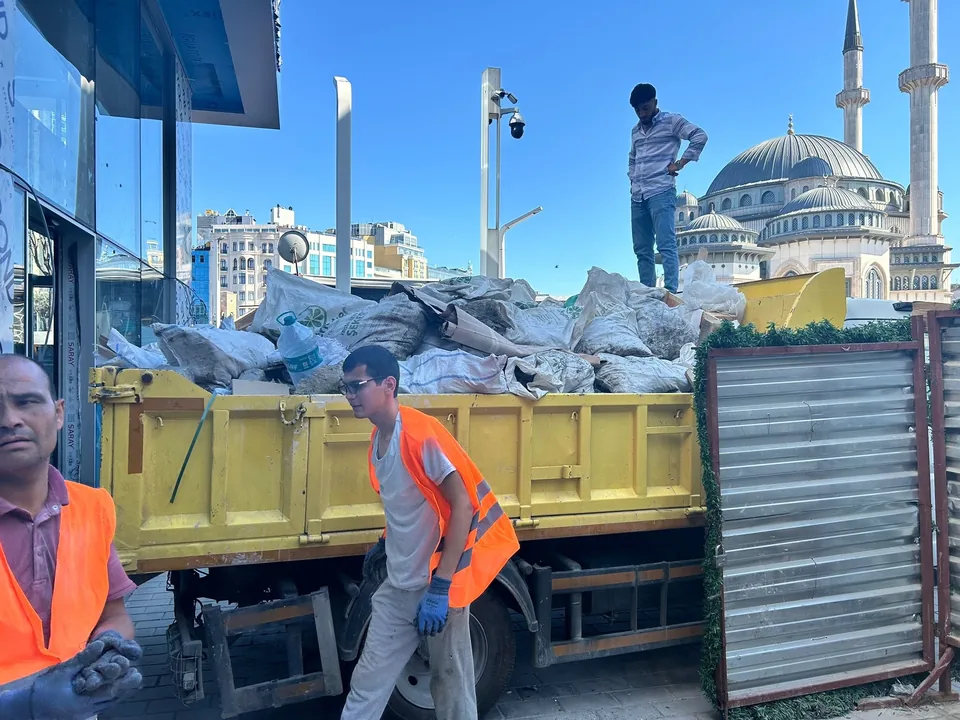 Kırım sonrası molozların kamyona yüklenmesi — İstanbul Kırım Yıkım